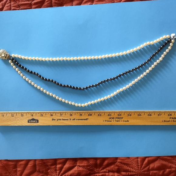 Vintage Faux Pearl Necklace - Picture 8 of 9